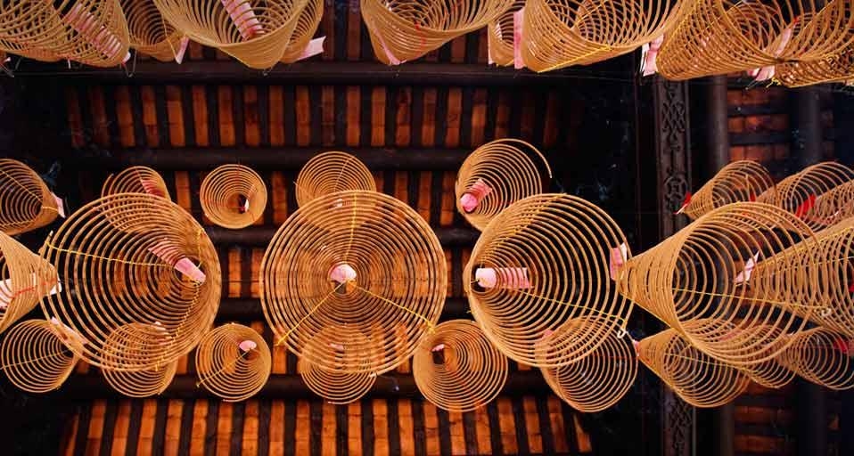 越南胡志明市天后宫，挂在天花板上的塔香