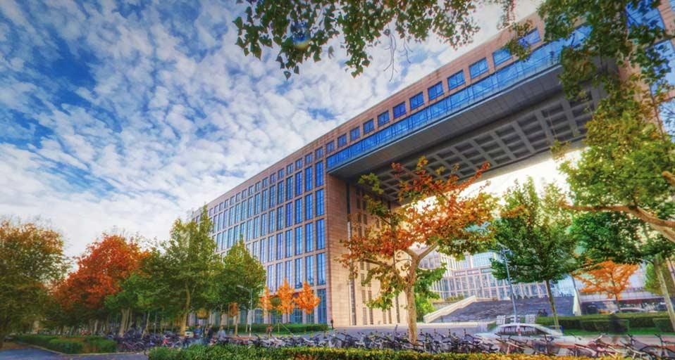 北京航空航天大学新主楼秋景