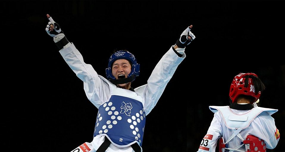 2012年8月8日伦敦ExCeL国际展览中心，吴静钰(左)庆祝女子跆拳道49公斤级决赛胜利