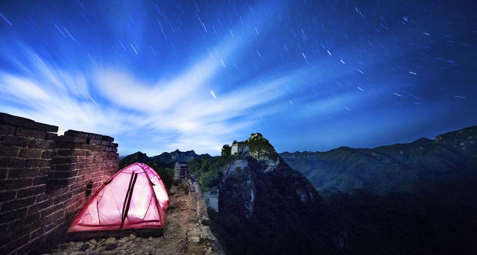 夜间的长城与帐篷，高感光度8分钟曝光降噪