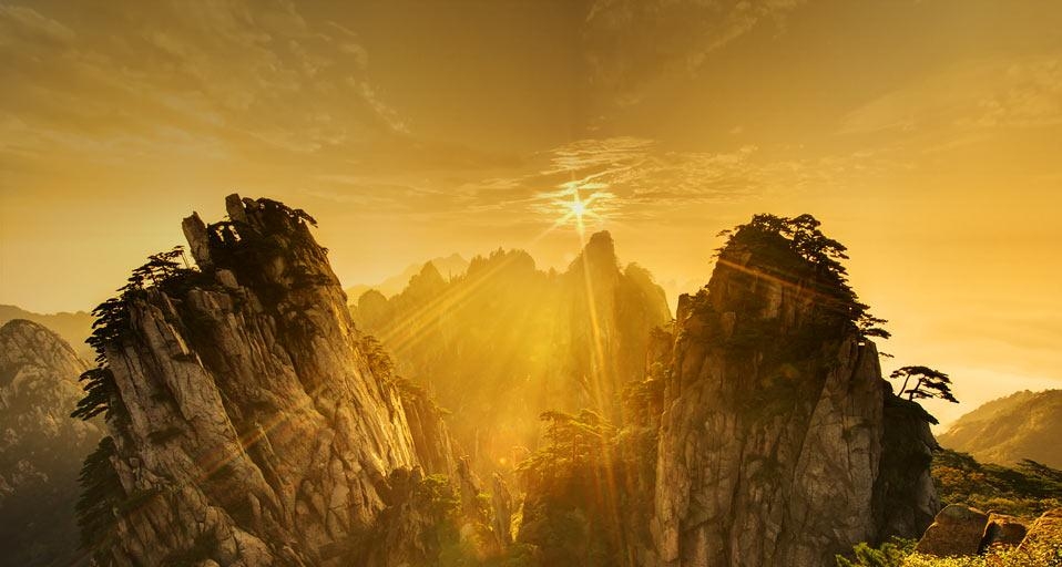 朝阳下的双子峰