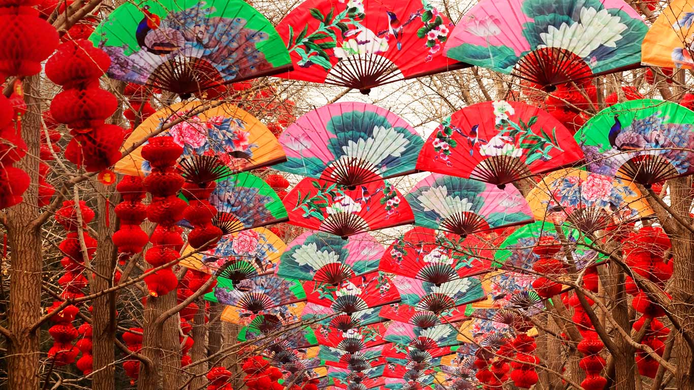 北京天坛春节期间，纸扇与红灯笼