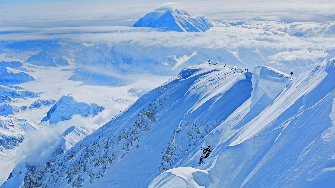 美国阿拉斯加，德纳利国家公园，登山者在攀登麦金利山