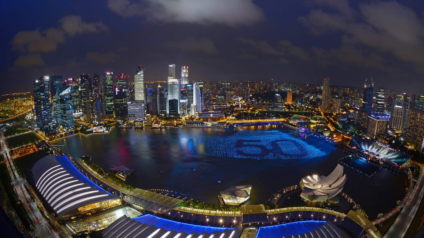 为庆祝新加坡五十周年国庆，滨海湾灯火通明