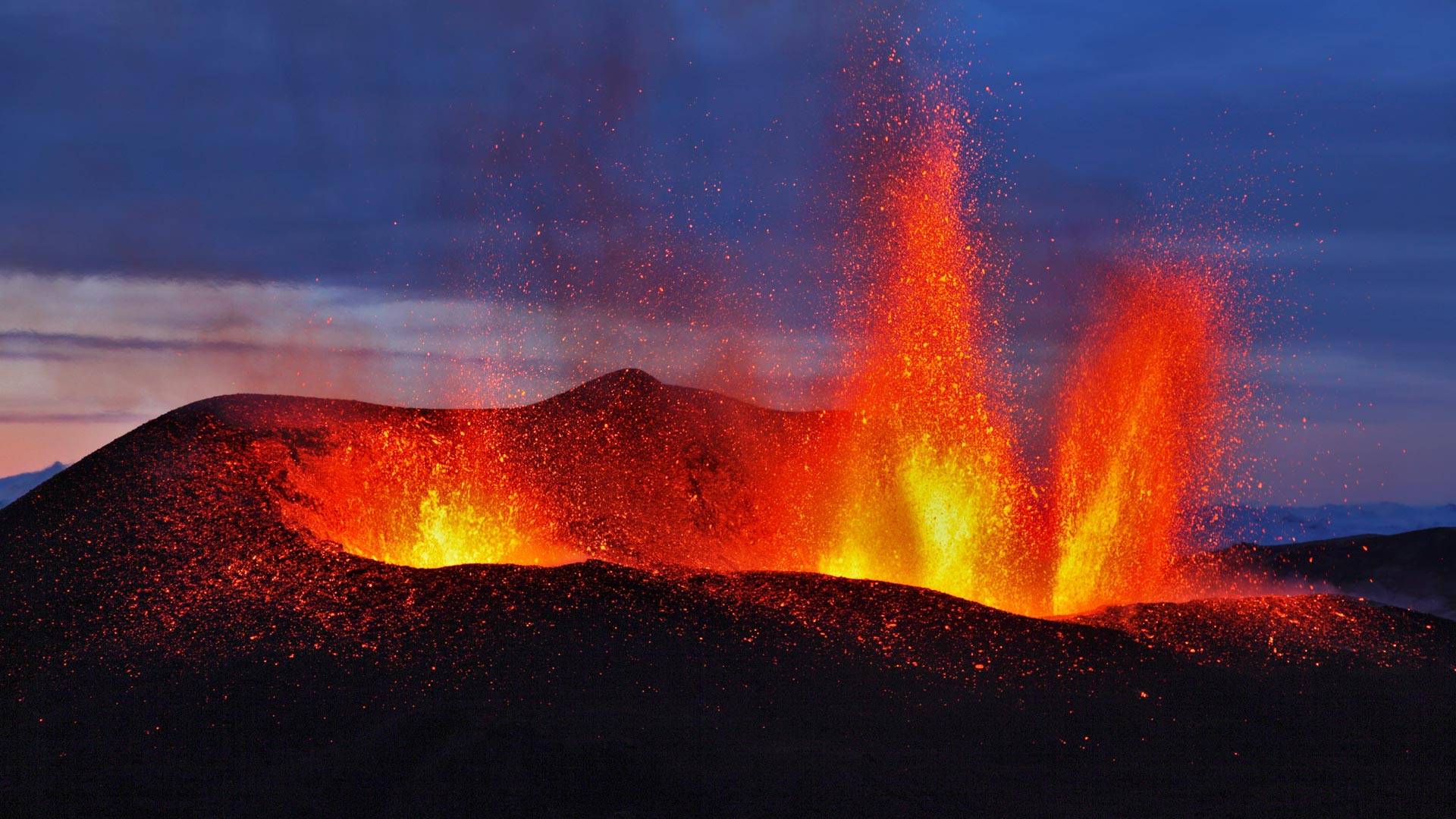 爆发中的艾雅法拉火山，冰岛 