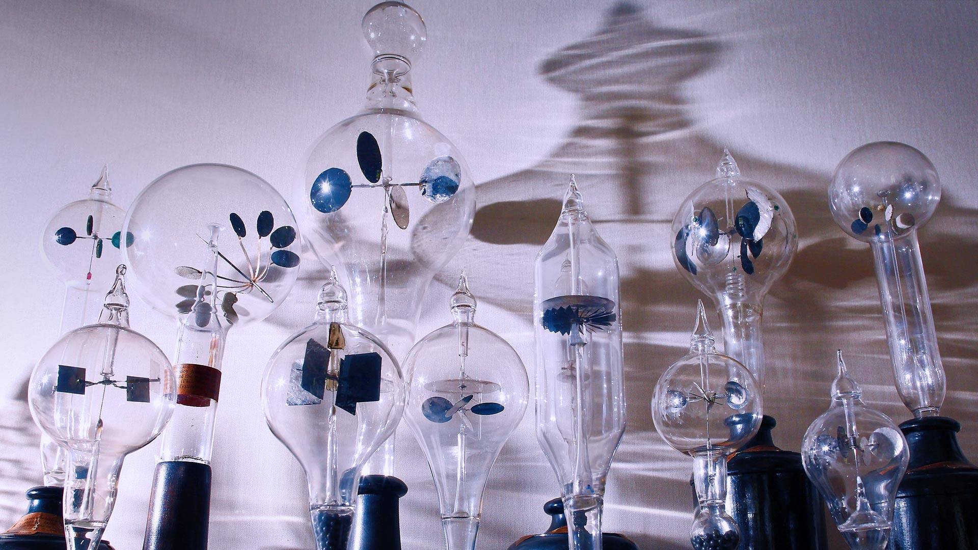 英国皇家学会总部展示的古董放射计，伦敦，英国 