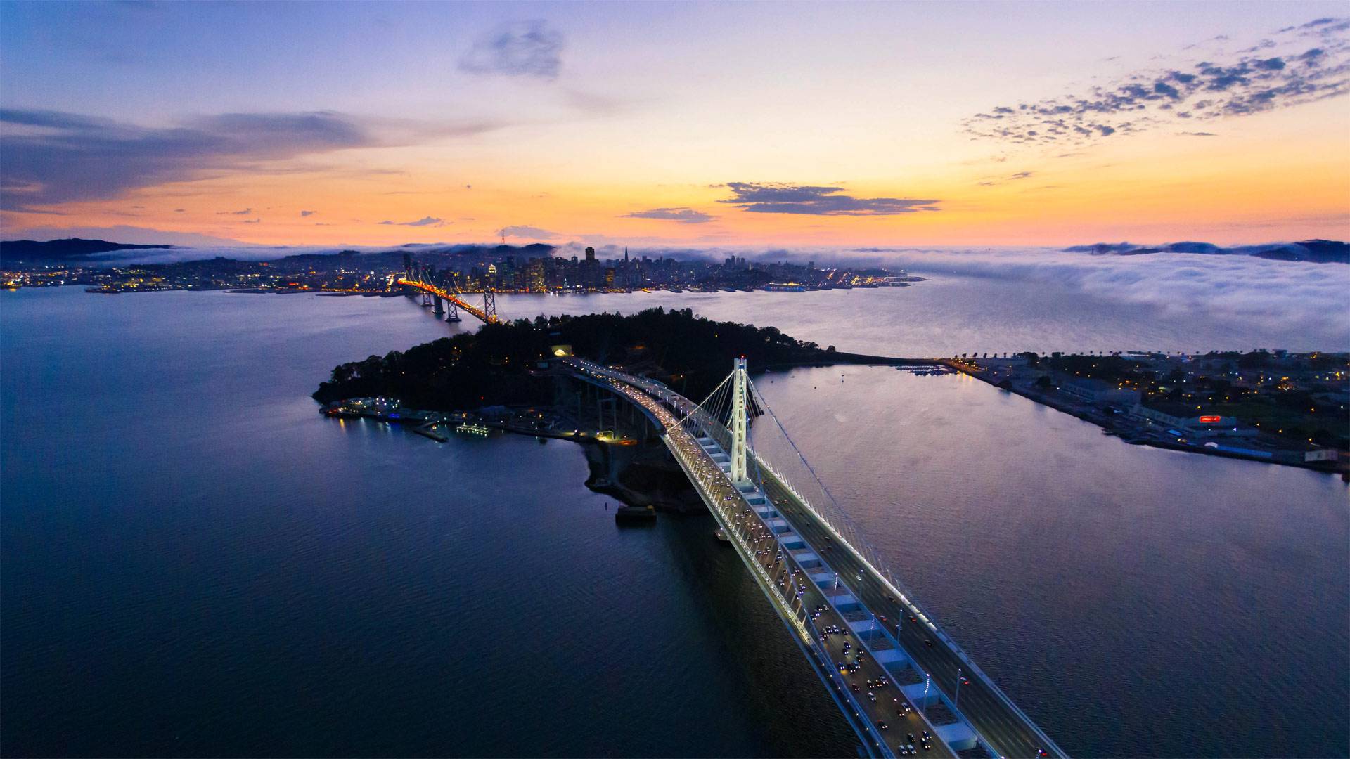 旧金山-奥克兰海湾大桥和其背后的旧金山，加利福尼亚州 
