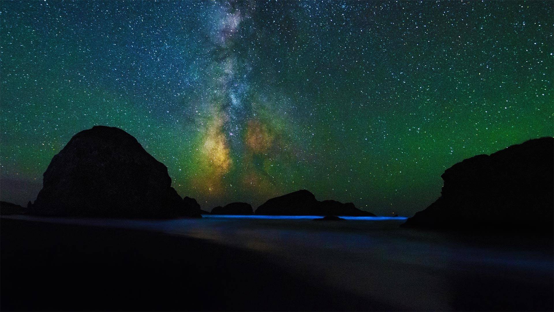 俄勒冈，塞巴斯蒂安州立公园的景观走道，满天繁星，海水闪烁 