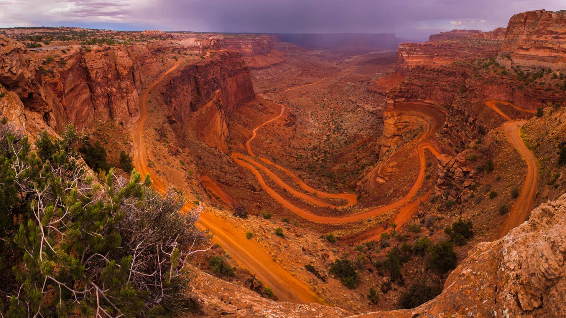 美国犹他州，峡谷地国家公园，在White Rim Road上眺望远方的天际线 