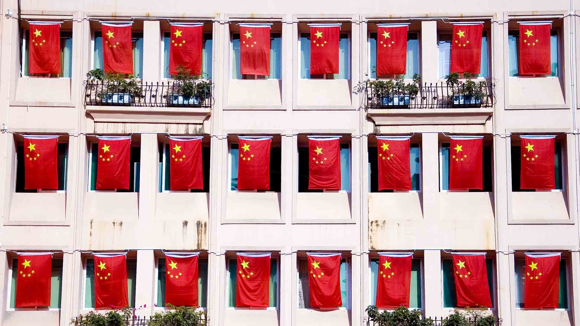 国庆节期间街道上飘扬的五星红旗，中国深圳 