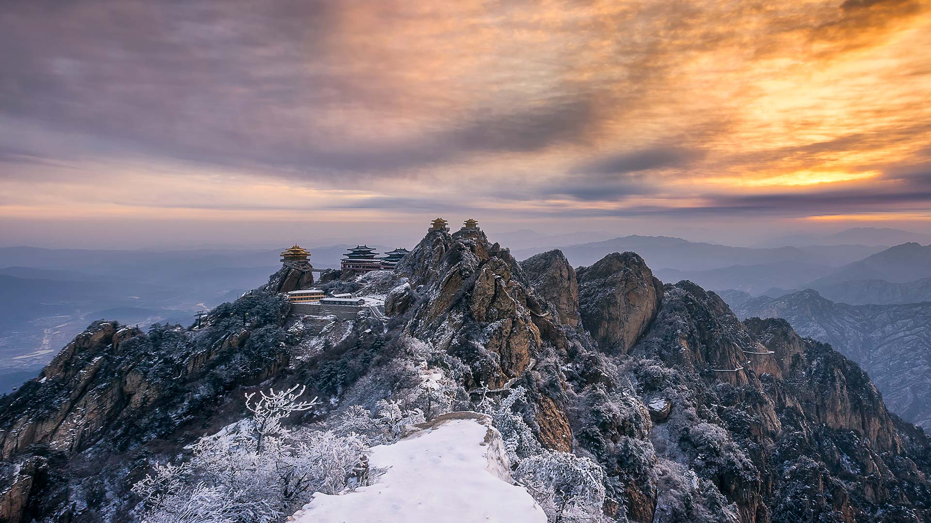 【今日小雪】老君山山顶上的寺庙夕阳美景，中国河南省洛阳市 