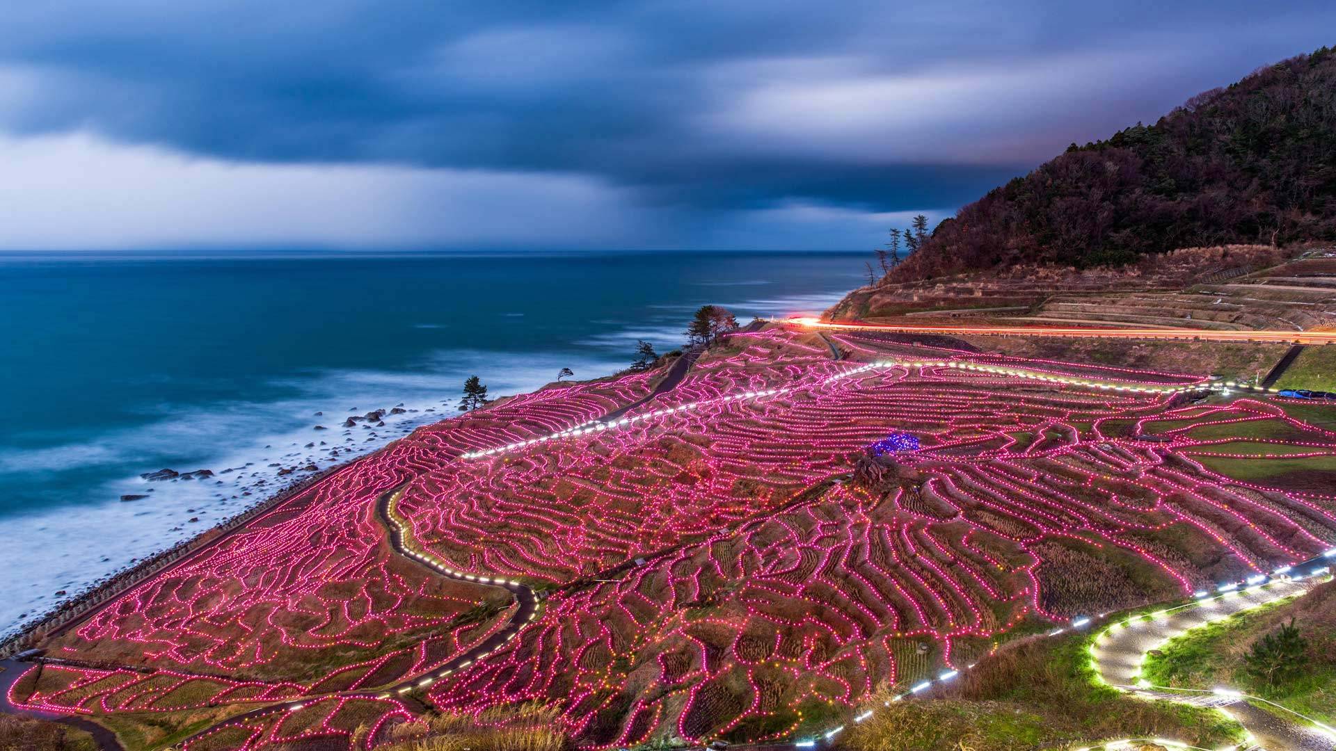 灯光装点的水稻梯田，日本轮岛 