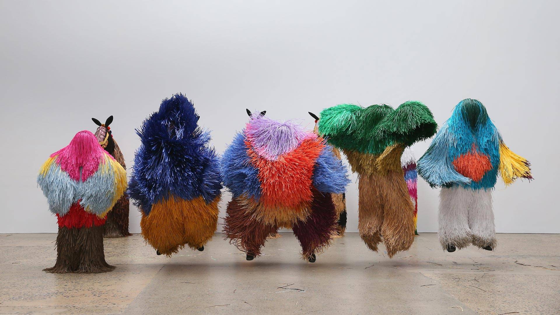 2016年于悉尼火车制造厂展出的艺术家尼克·凯夫的系列作品“Soundsuits”，澳大利亚 