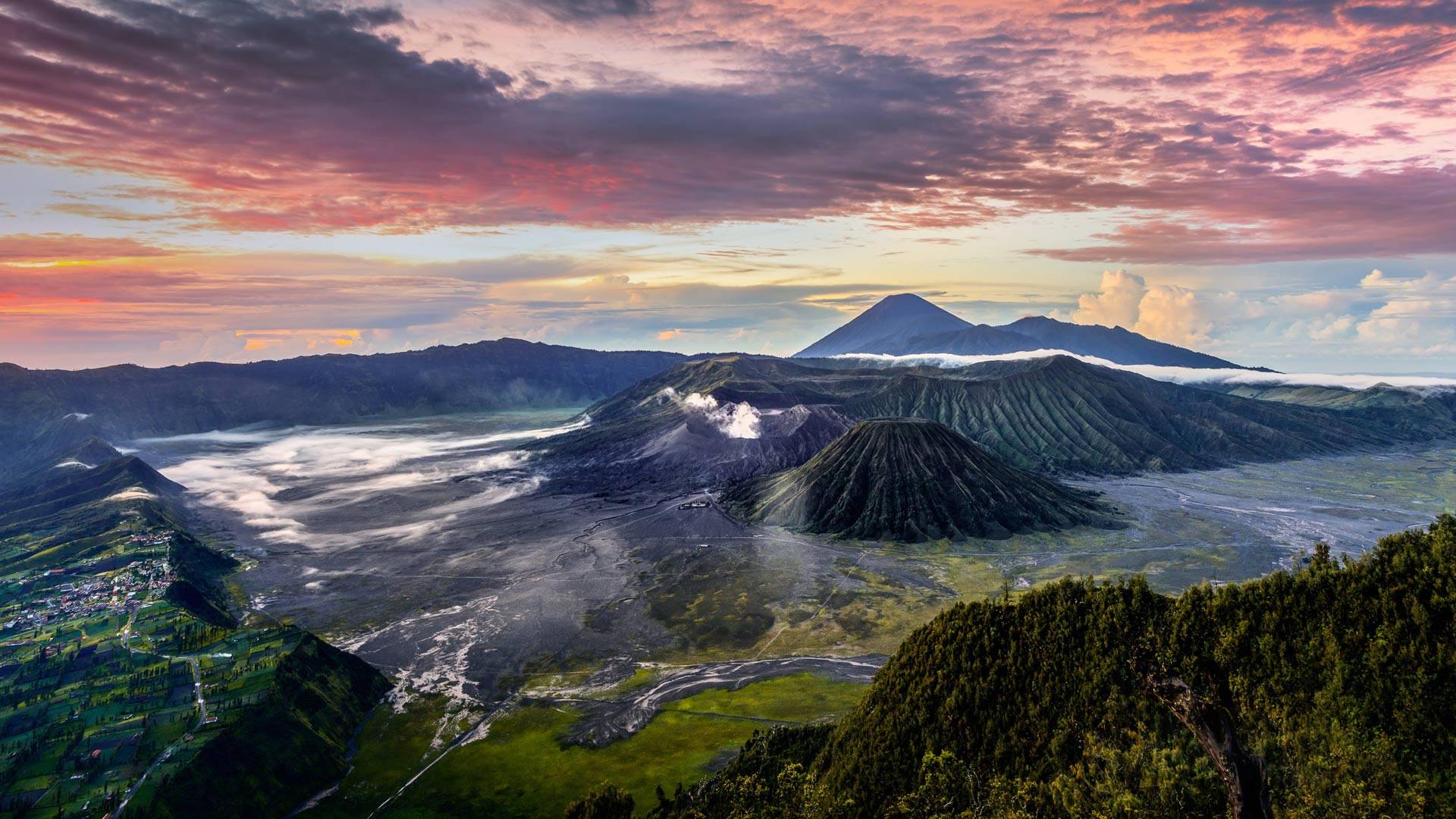 浓烟滚滚的布罗莫火山，印度尼西亚爪哇岛东部 
