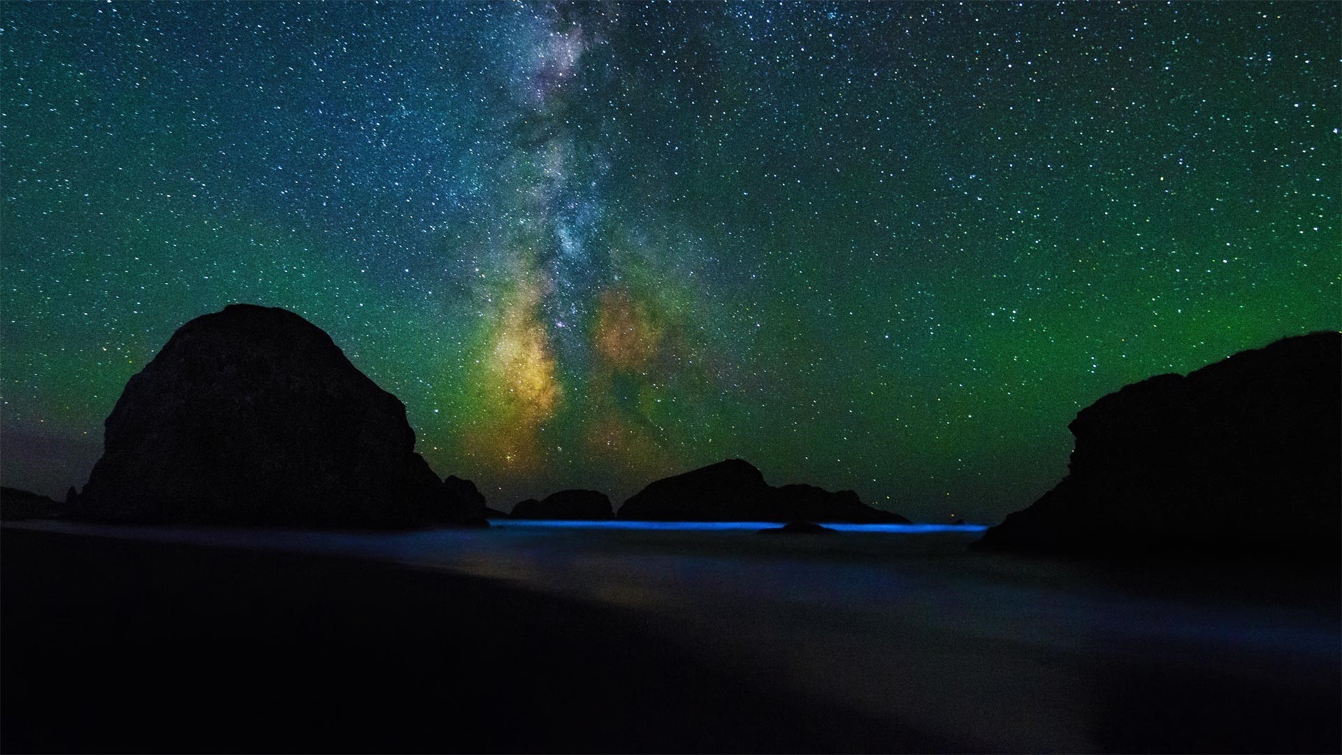 俄勒冈，塞巴斯蒂安州立公园的景观走道，满天繁星，海水闪烁 