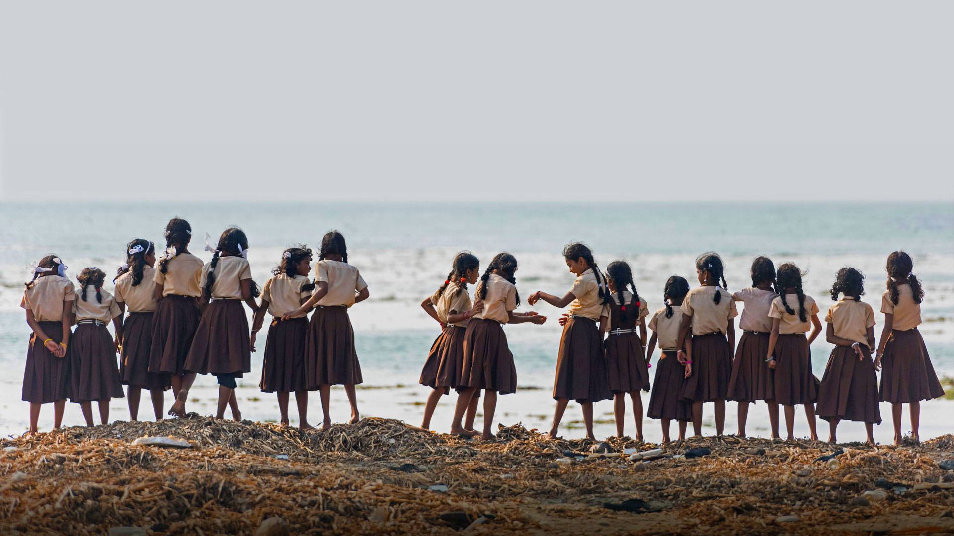 沙滩上的女学生们，印度喀拉拉邦 