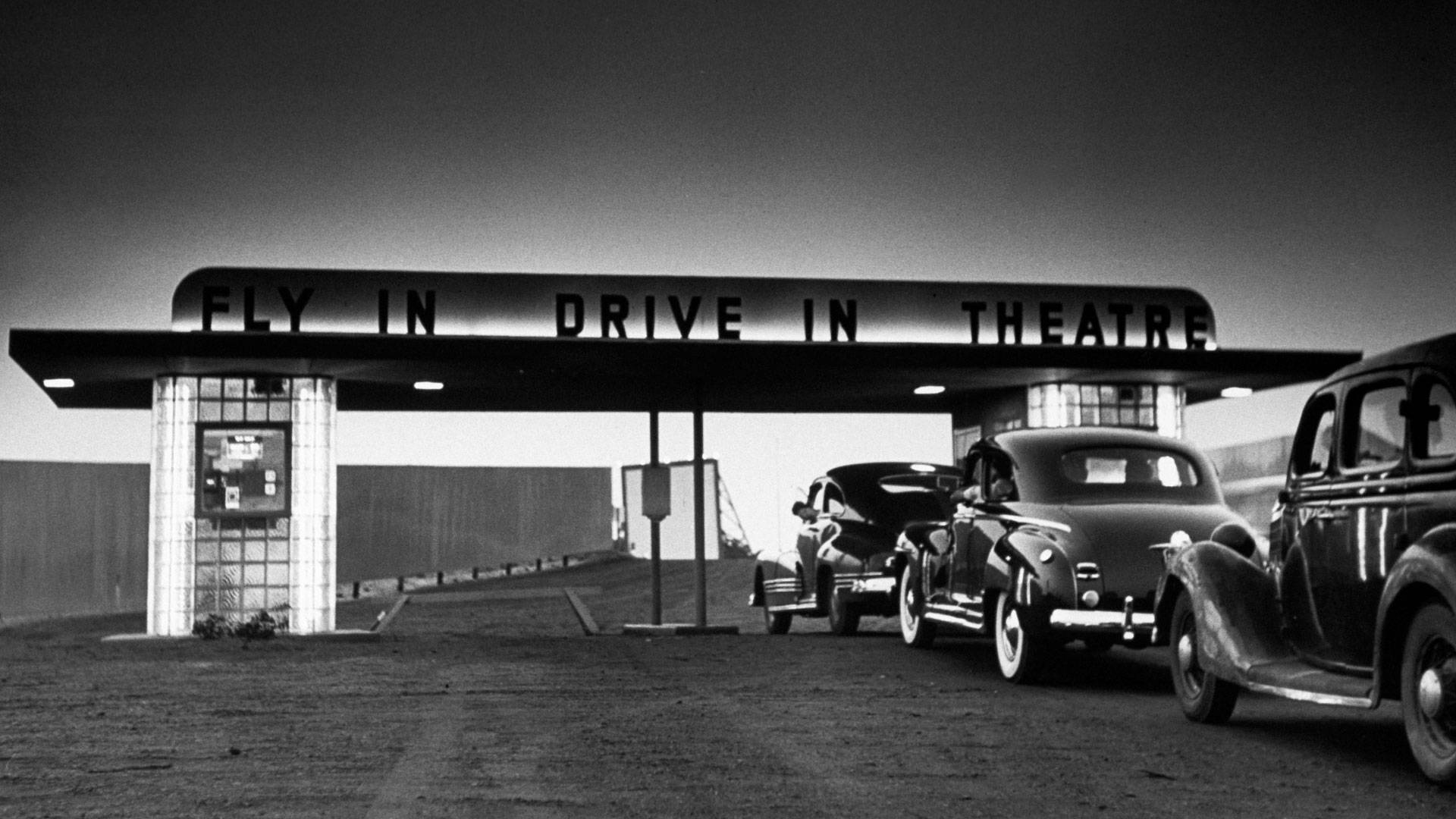 抵达沃尔镇Fly-in Drive-in剧场的观众，美国新泽西州 