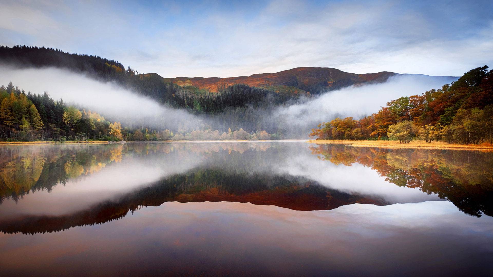 Chon湖上空的低空云，苏格兰特罗萨克斯 