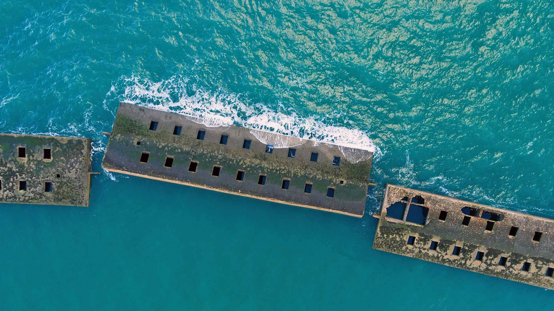诺曼底入侵后的桑树港遗址，法国诺曼底Arromanches les Bains 