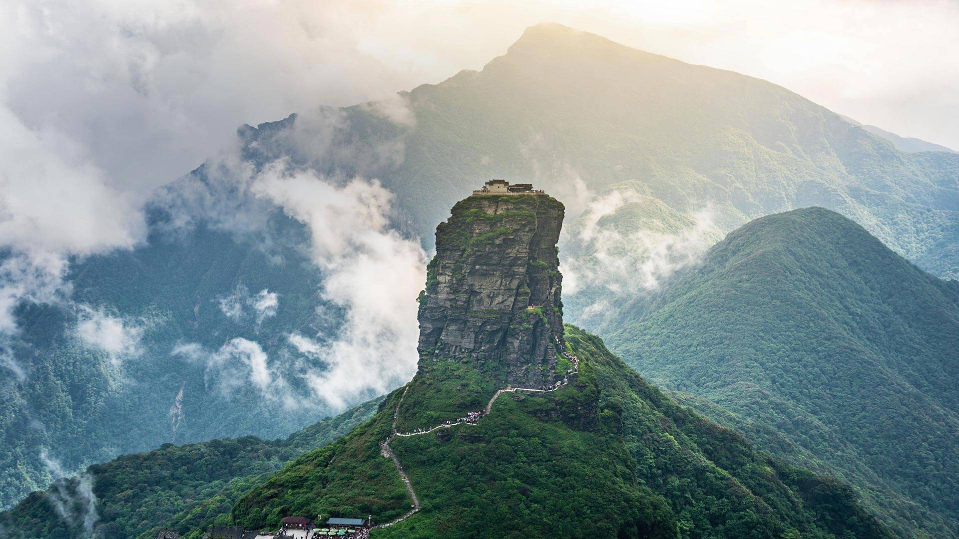 武陵山脉的最高峰梵净山，中国西南 