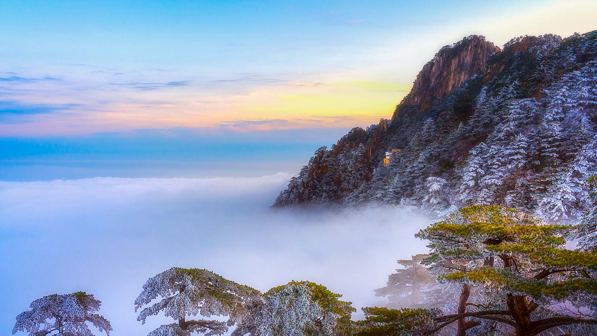 冬日里的壮丽美景黄山的日落，安徽省，中国  