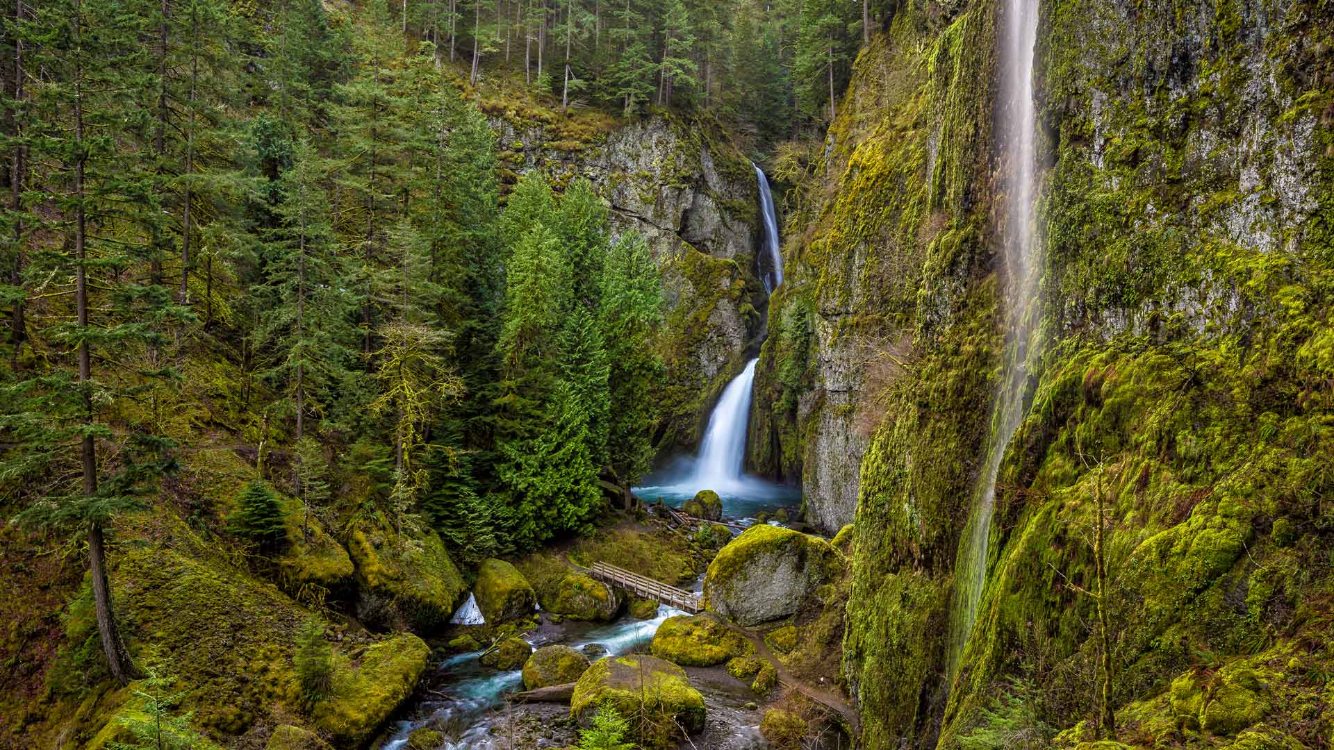 尽情地嬉戏玩水吧！Wahclella Falls，哥伦比亚河峡谷，俄勒冈州，美国  