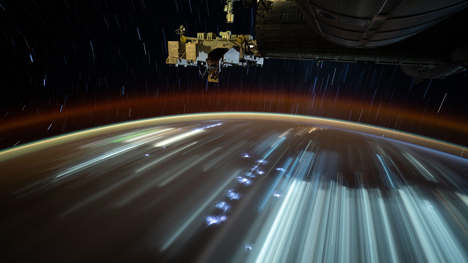 城市灯光在下方划过, 拍摄于国际空间站